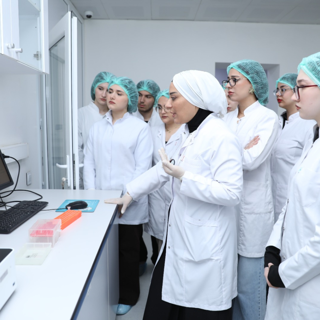 Azərbaycan Tibb Universitetinin tələbələri AQTİ-də praktik məşğələlər keçirlər